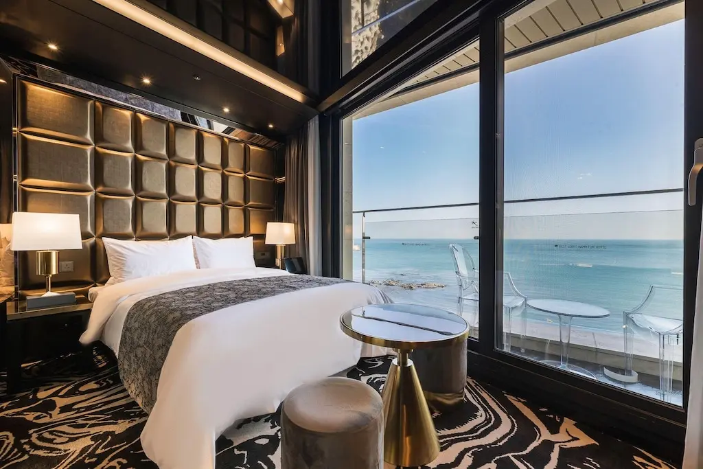 Guest room