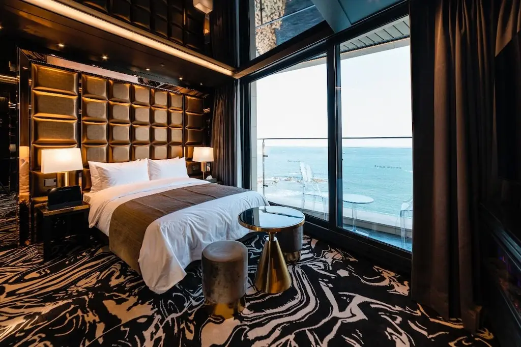 Deluxe Ocean - Bedroom