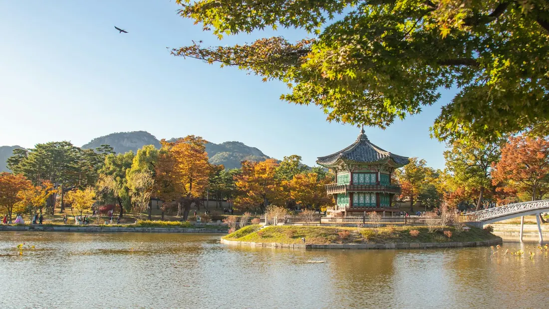 경복궁 향원정과 뒤편의 북악산