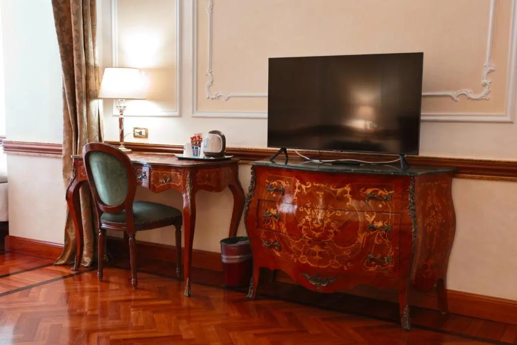 Shared lounge/TV area