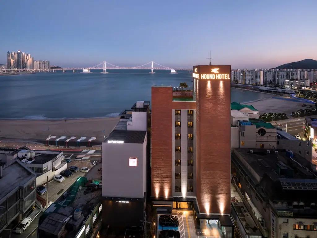 The property with Gwangalli Beach and Gwangan Bridge behind it