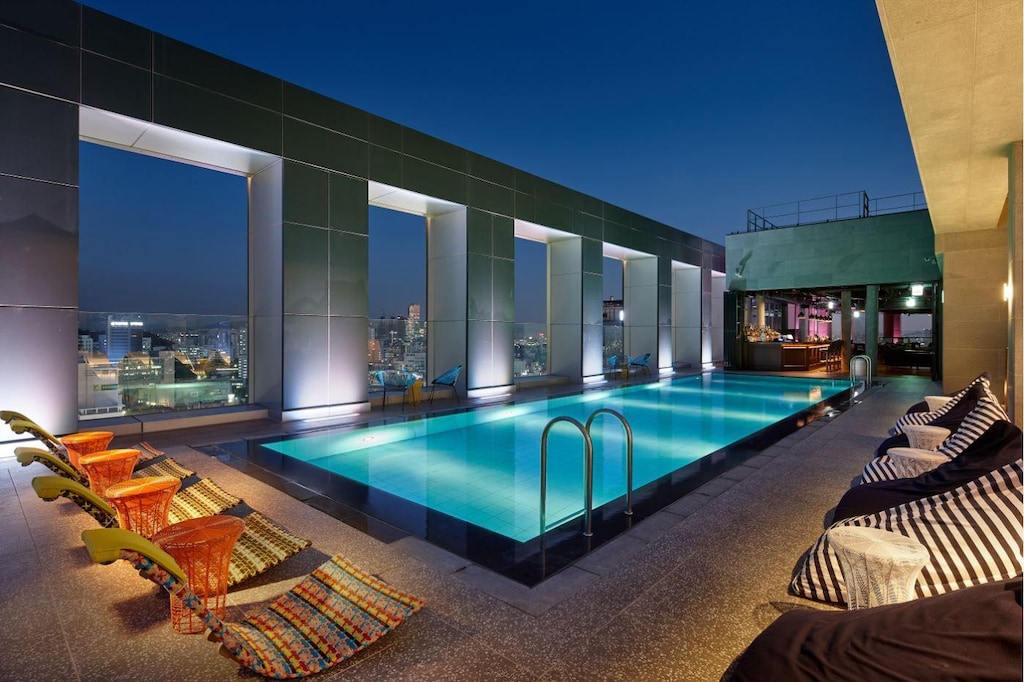 Swimming pool [outdoor]