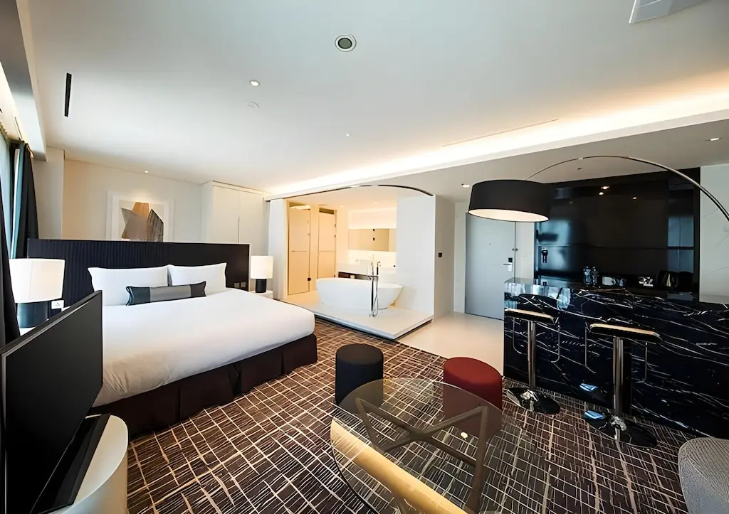Suite with a freestanding bathtub