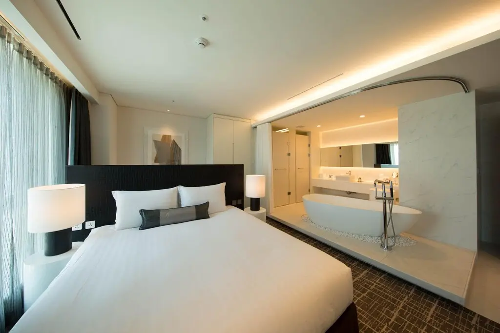 Bedroom opening onto the bathtub area